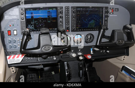 Miami, USA - 7. März 2009: Stand der Technik Garmin G1000 avionics Suite auf einem privaten Propeller Flugzeug montiert. Die Hersteller machen von diesen Stockfoto