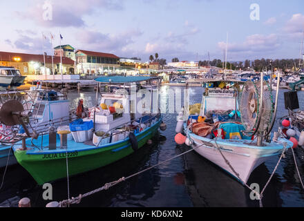 Fischereifahrzeuge und Sportboote im Hafen von Paphos, Kato Paphos, Zypern günstig. Stockfoto