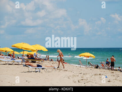 Fort Lauderdale, USA - Juni 9, 2007: Tag am Strand in Fort Lauderdale, Florida. Touristen Florida in hoher Anzahl Besuch während der Hochsaison Stockfoto