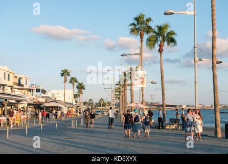 Touristen auf der Promenade in Kato Paphos, Paphos, Zypern Stockfoto