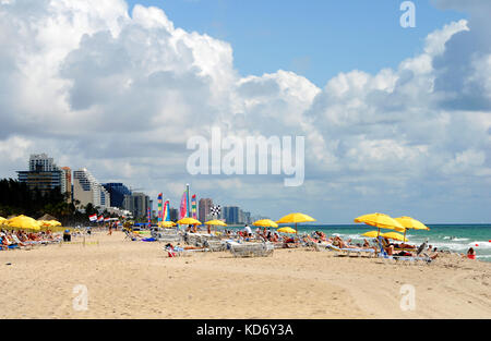 Fort Lauderdale, USA - Juni 9, 2007: Touristen genießen Sie einen sonnigen Tag auf einem Florida Beach. Fort Lauderdale ist eine der wichtigsten touristischen Reiseziele in Florida Stockfoto