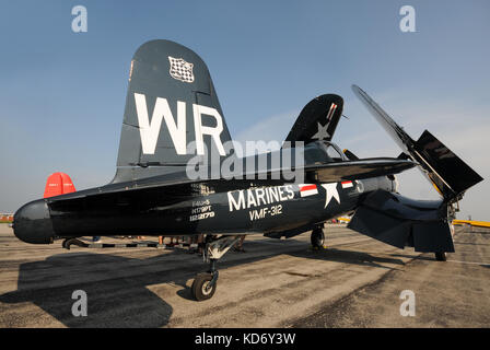 Detroit, USA - 8, 2011 August: Zweiten Weltkrieg f4u Corsair Marine fighter Zwischenstopp für Kraftstoff. Die historischen Flugzeuge war ein Trägergestützter während eines Stockfoto