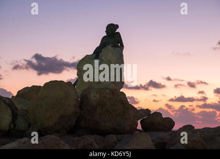 "Sol Alter" durch Yiota Ioannidou, diese Skulptur oder Statue sitzt neben der Paphos Coastal Path in der Nähe von Fort Paphos, Paphos, Zypern Stockfoto