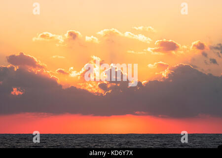 Die Sonne hinter den Wolken über dem Mittelmeer westlich von Paphos, Zypern Stockfoto