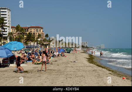 Hollywood, Vereinigte Staaten - 22, 2015 februaary: tourits geniessen Sie einen sonnigen Tag am Strand in Hollywood, Florida am 22. Februar 2015 Stockfoto