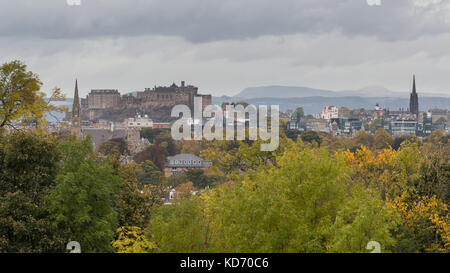 Blick auf Edinburgh und Edinburgh Castle suchen nördlich von Blackford Hill gegen die Lomond Hills in der Pfeife, Edinburgh, Schottland, Großbritannien Stockfoto