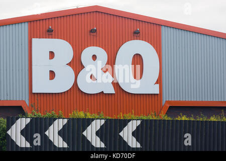 Große Schrift an der Seite der Baumarkt von B&Q Stockfoto