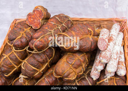 Kulen ist berühmt authentische würzige Wurst typisch slawonischen getrocknetes Fleisch der Kroatien Stockfoto