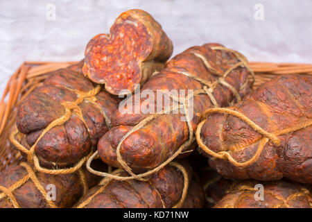 Kulen ist berühmt authentische würzige Wurst typisch slawonischen getrocknetes Fleisch der Kroatien Stockfoto