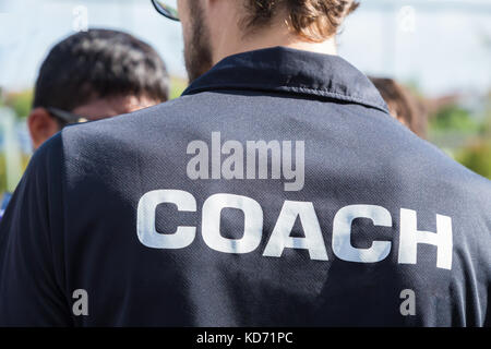 Zurück von einem Sport Trainer schwarzes T-Shirt mit dem weißen Bus Wort geschrieben; gute Hintergrund für Sport oder Coaching Thema Stockfoto