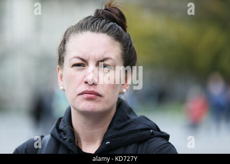 Erica Fleming, die Obdachlosigkeit erlebt hat am Trinity College Dublin, wo sie studiert, am Tag, an dem Finanzminister Paschal Donohoe seinen ersten Haushalt vorstellt. Stockfoto