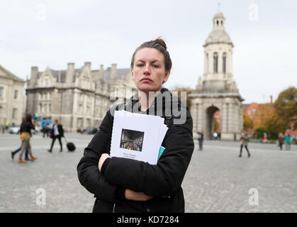 Erica Fleming, die Obdachlosigkeit erlebt hat am Trinity College Dublin, wo sie studiert, am Tag, an dem Finanzminister Paschal Donohoe seinen ersten Haushalt vorstellt. Stockfoto