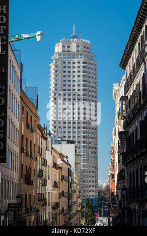 Blick auf den Turm von Madrid (Torre de Madrid) von der Leganitos Straße, in Madrid, Spanien, am 13. März 2016. Stockfoto