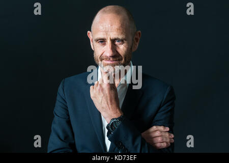 Englische Ökonom, Journalist und Moderator für die bbc Evan Davis besucht einen Fotoauftrag während des Edinburgh International Book Festival am 20. Stockfoto