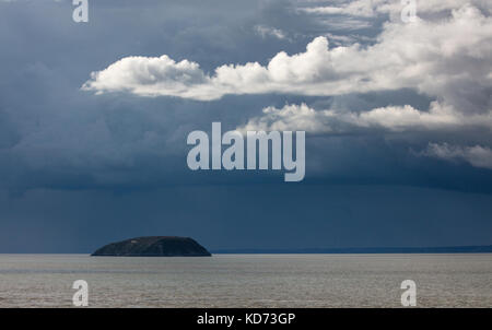 Gewitterwolken über der Insel steil Holm in den Bristol Channel gesehen von Brean in Somerset UK Stockfoto