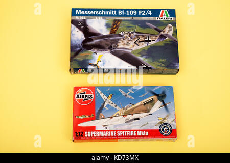 Airfix Messerschmitt Bf-109 und Italeri Supermarine Spitfire Modelle aus Kunststoff Stockfoto