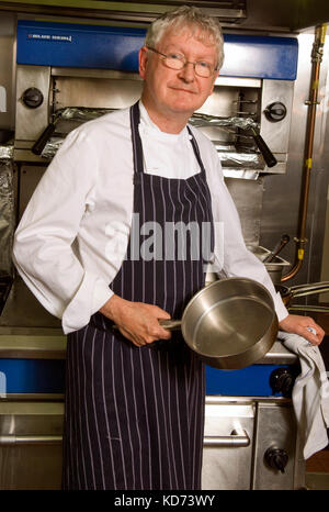 Küchenchef/Gastronom Shaun Hill mit seinem Restaurant The Walnut Tree, Abergavenny, Wales. Stockfoto