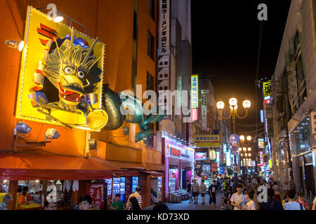 Japan, Osaka, Jul 01 2017, Nachtleben in der Straße essen im Zentrum von Osaka City mit vielen bunten Werbetafeln auf der Fassade der Häuser, dotonbori Bezirk, jap Stockfoto