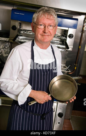 Küchenchef/Gastronom Shaun Hill mit seinem Restaurant The Walnut Tree, Abergavenny, Wales. Stockfoto