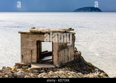 Geschützstellung am verlassenen Brean unten Fort Schutz der Bristol Kanal in der Nähe von Weston Super Mare in Somerset mit steilen Holm am Horizont Stockfoto