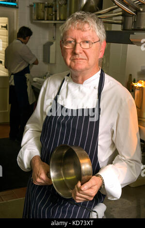 Küchenchef/Gastronom Shaun Hill mit seinem Restaurant The Walnut Tree, Abergavenny, Wales. Stockfoto