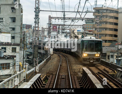 Mit dem Zug durch ein Industriegebiet der Stadt. Blick auf den Bahngleisen - die Eisenbahnstrecke von fahrerhäuser der Lokführer. Stockfoto