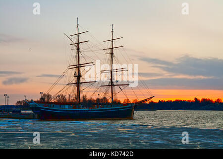 Die Segelyacht an einem Liegeplatz gegen eine Morgendämmerung Stockfoto