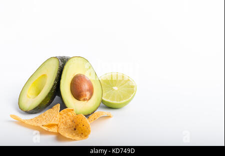Tortillas und guacamole Zutaten auf weißem Hintergrund Stockfoto