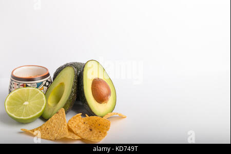 Tortillas und guacamole Zutaten auf weißem Hintergrund Stockfoto