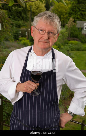 Küchenchef/Gastronom Shaun Hill mit seinem Restaurant The Walnut Tree, Abergavenny, Wales. Stockfoto