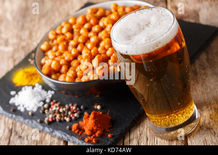 Geröstete gesalzene Kichererbsen mit Bier close-up auf dem Tisch. Horizontale Stockfoto