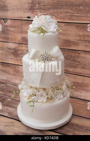 Weiße 3-tiered Hochzeitstorte Stockfoto