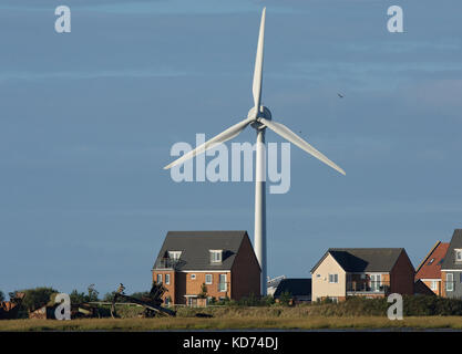 Neu gebautes Haus mit grossen Windenergieanlage hinter, Lancashire, Großbritannien Stockfoto