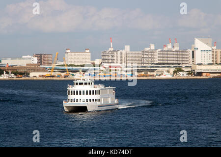 Eine Fähre Segeln in den Hafen von Kobe, Japan Stockfoto