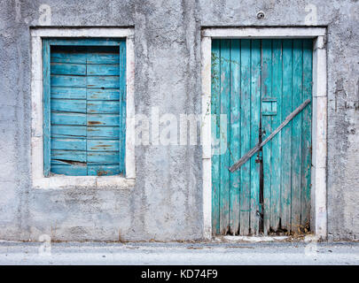 Blaue Fensterläden Fenster und Tür auf einem alten Dorf Haus auf der Insel Ithaka in das Ionische Inseln Griechenland Stockfoto