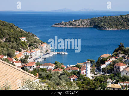 Blick über den kleinen Hafen von Kioni und seine drei Windmühlen an der Küste von Ithaka in der Ionischen Inseln von Griechenland Stockfoto