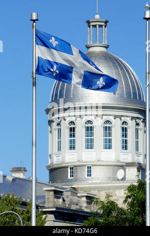 Quebec Flagge im Wind in der Altstadt von Montreal. Stockfoto