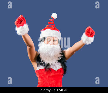 Fröhliche Frau Claus mit ihren Händen. Frau. Claus erhebt ihre Hände siegreich. Stockfoto