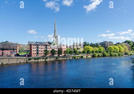 Ufer des Flusses Severn in der Nähe von Worcester an sonnigen Herbsttag Stockfoto