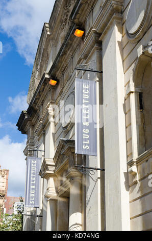 Banner außerhalb der Metallklumpen und Kopfsalat Pub im Kreuz, Worcester, Großbritannien hängen Stockfoto