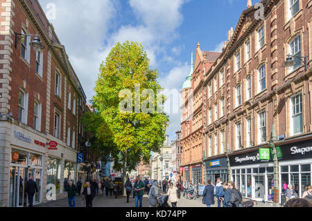 Geschäfte und Käufern in Worcester High Street Stockfoto