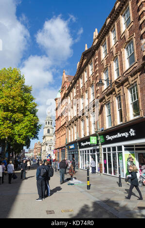 Geschäfte und Käufern in Worcester High Street Stockfoto