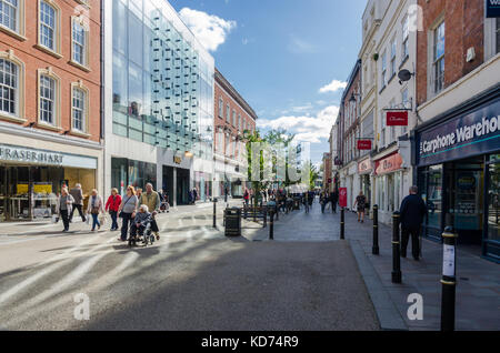 Geschäfte und Käufern in Worcester High Street Stockfoto