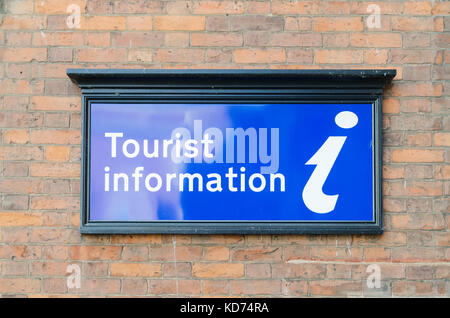 Große blaue Zeichen auf Stein Wand außerhalb Tourist-information an der Guildhall in Worcester, Großbritannien Stockfoto