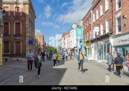 Geschäfte und Käufern in Worcester High Street Stockfoto