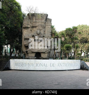 Mexiko-Stadt, Mexiko - 2017: Eingang des Nationalen Museums für Anthropologie, dem größten und meistbesuchten Museum in Mexiko. Stockfoto