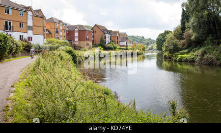 Strecke des Flusses Avon in der Nähe von hanham in Bristol mit neuen Wohnsiedlung und Riverside Gehweg und Radweg Stockfoto