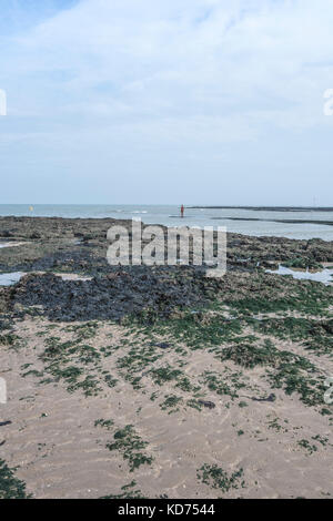 Antony Gormleys Another Time XXI Statue am Fulham Rock in der Nähe des Turner Contemporary Rendezvous Margate Kent CT9 1HG Stockfoto