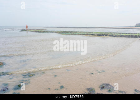 Antony Gormleys Another Time XXI Statue am Fulham Rock in der Nähe des Turner Contemporary Rendezvous Margate Kent CT9 1HG Stockfoto