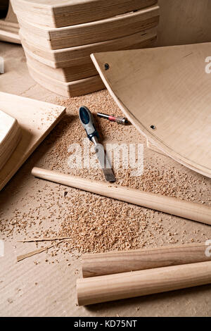 Einstellen der Tischler Werkzeug auf dem Holz und Späne Stockfoto
